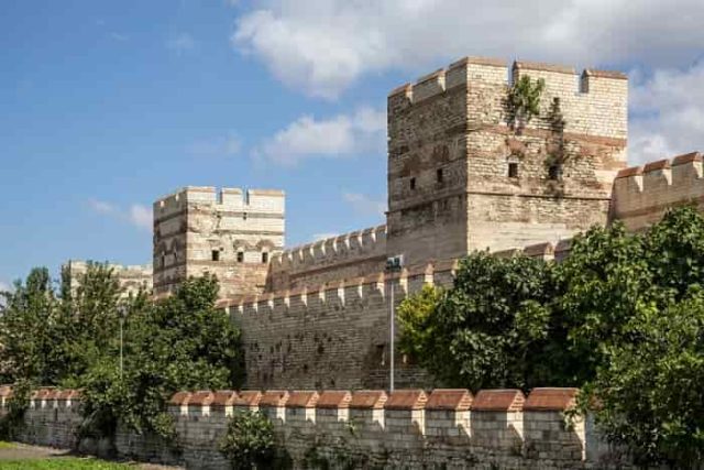 Ιστορικά τείχη της πόλης στην Κωνσταντινούπολη