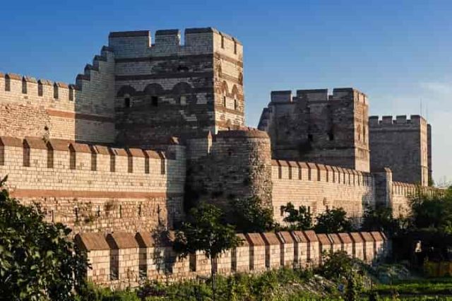 Τείχη της πόλης της Κωνσταντινούπολης