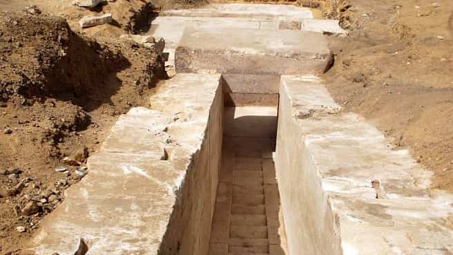 Βρέθηκε Μυστηριώδης Σκάλα Κοντά στις Πυραμίδες της Αιγύπτου που Οδηγεί Κάτω από την Επιφάνεια (video)