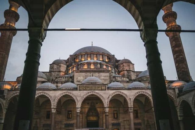 Μέσα από καμάρα Σουλεϊμάνιγιε Τζαμί στην Κωνσταντινούπολη