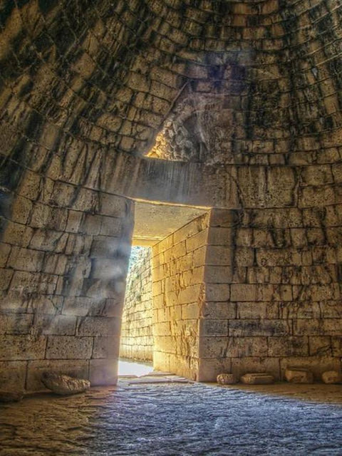 Θολωτός Τάφος Ατρέα: Τι Υπήρχε στο Εσωτερικό του Τελειότερου Κτίσματος των Μυκηνών;