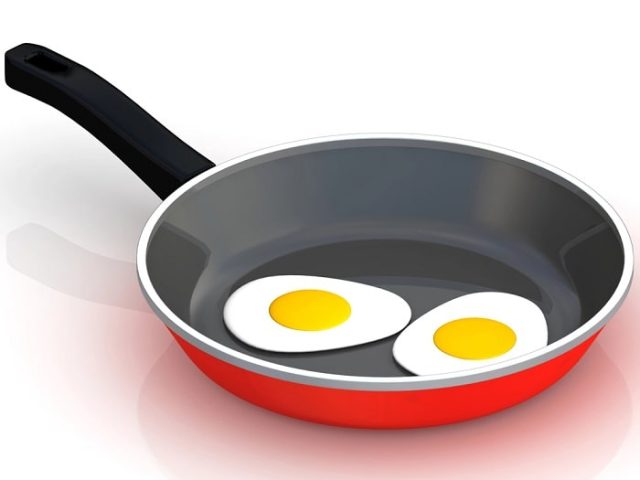 Τηγανητό αυγό στο τηγάνι